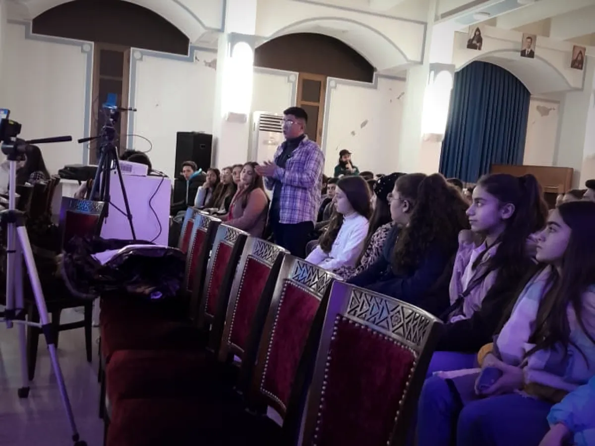 Speaking to the audience about AI